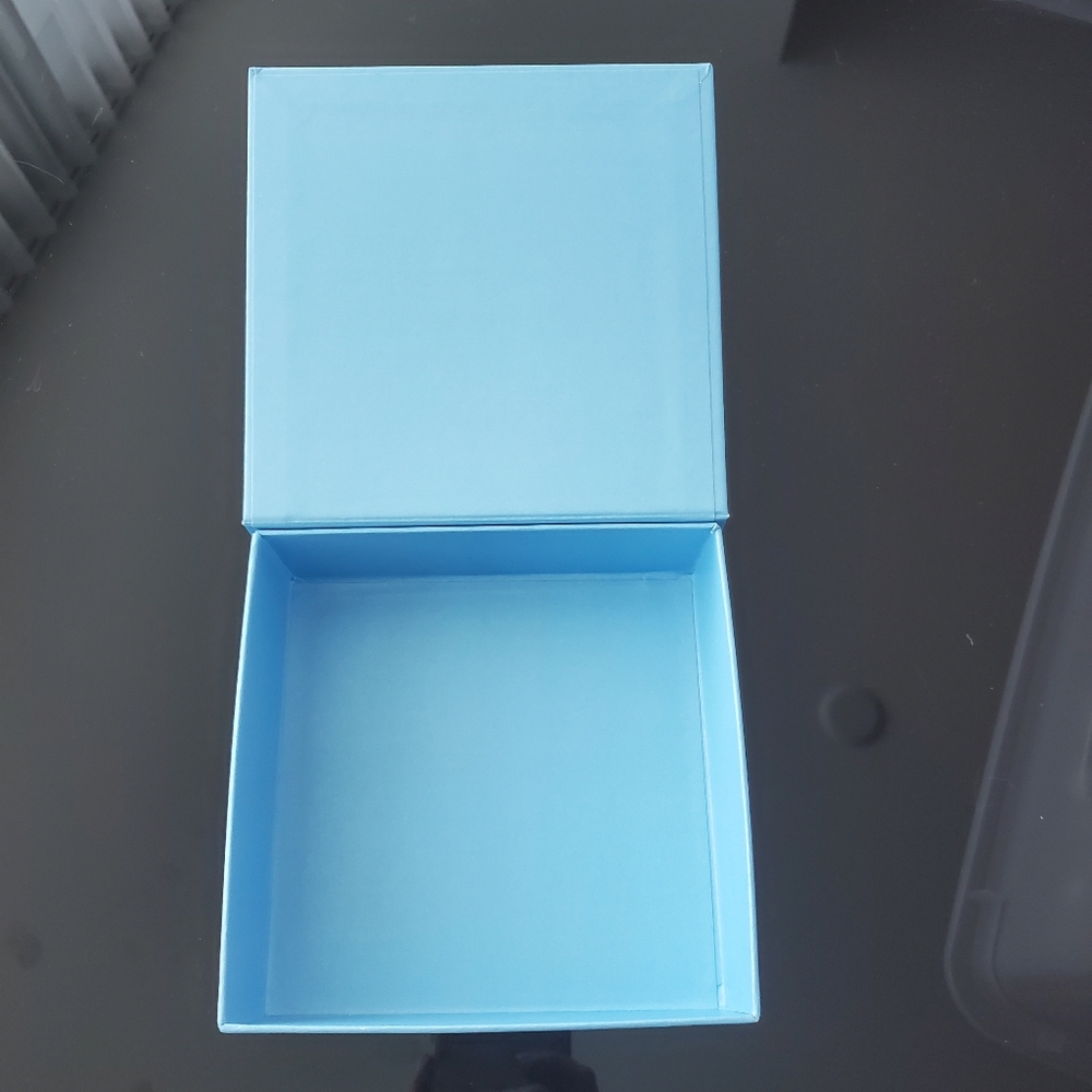 Shiseido Box - Picture 3 of 3